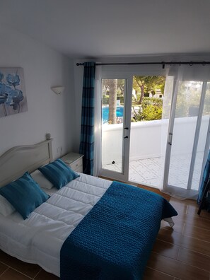 2 bedrooms, free WiFi, bed sheets - Holiday Home "Casa Los Pinos" with Sea View, Shared Pool, Balcony, A/C & Wi-Fi (Sitio de Calahonda)