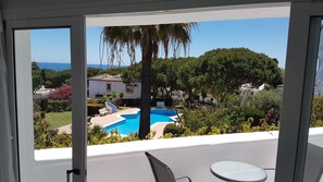 Interior - Holiday Home "Casa Los Pinos" with Sea View, Shared Pool, Balcony, A/C & Wi-Fi (Sitio de Calahonda)