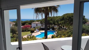 Pool - Holiday Home "Casa Los Pinos" with Sea View, Shared Pool, Balcony, A/C & Wi-Fi (Sitio de Calahonda)