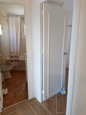 Bathtub, hair dryer, towels - Holiday Home "Casa Los Pinos" with Sea View, Shared Pool, Balcony, A/C & Wi-Fi (Sitio de Calahonda)