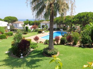 Property grounds - Holiday Home "Casa Los Pinos" with Sea View, Shared Pool, Balcony, A/C & Wi-Fi (Sitio de Calahonda)
