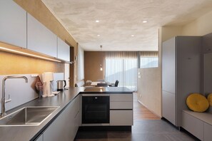 Frigorifero, forno, piano cottura, lavastoviglie