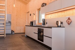 Fridge, oven, stovetop, dishwasher - Farmhouse 'Waldruhe' with Mountain View, Shared Garden and Wi-Fi (Latzfons/Klausen)