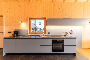 Een koelkast, een oven, een kookplaat, een vaatwasser