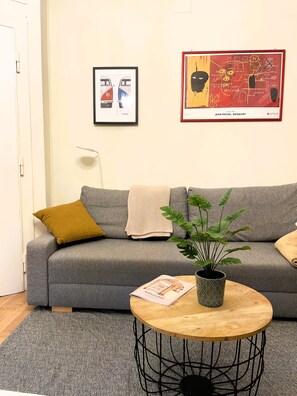 Căn hộ trung tâm thành phố | Khu phòng khách | TV màn hình phẳng 21-inch có truyền hình cáp, TV 