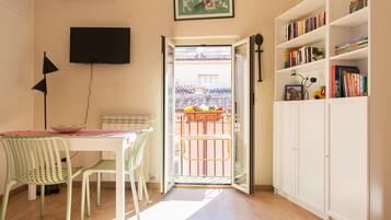 Appartamento City | Area soggiorno | TV a schermo piatto 21 pollici con canali via cavo, TV