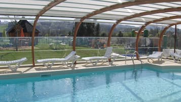 Een binnenzwembad en een verwarmd zwembad