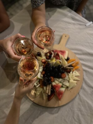 Une planche en bois garnie de différents fromages, de fruits et de noix.