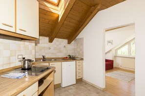 Frigorifero, macinacaffè, pentole/stoviglie/utensili, spezie