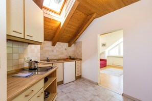 Kühlschrank, Kaffeemühle, Kochgeschirr/Geschirr/Besteck, Gewürze