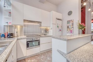 Réfrigérateur, micro-ondes, lave-vaisselle, cafetière/bouilloire