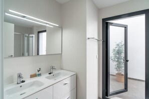Shower, hair dryer, towels