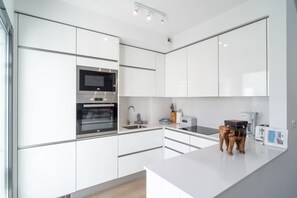 Kühlschrank, Mikrowelle, Ofen, Geschirrspüler