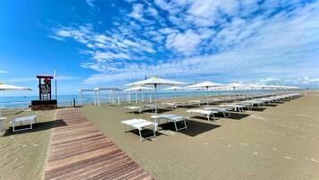 Plage privée à proximité, sable blanc, bar de plage