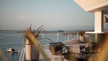 Bar en bord de piscine