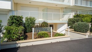 Un edificio de varios pisos con una escalera que lleva a un nivel superior.