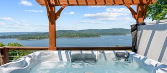 Charming Cottage w Gorgeous Lake View-Stunning Sunsets-Hot Tub-Nature Trail to Lake-Dog Friendly