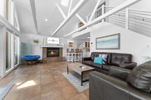 TV, fireplace