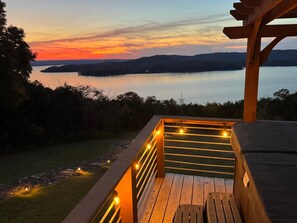 Property grounds - Enchanting Cottage with Sweeping Lake Views, Golden Sunsets, Hot Tub, Nature Trail & Dog-Friendly (Blue Eye)