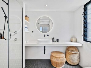 Shower, hair dryer, towels