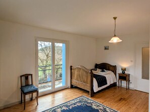 5 bedrooms, free WiFi, bed sheets - Idyllic Countryside Getaway with Spacious Garden, Near Historic Domeyrat (Domeyrat)