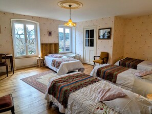 5 bedrooms, free WiFi, bed sheets - Idyllic Countryside Getaway with Spacious Garden, Near Historic Domeyrat (Domeyrat)