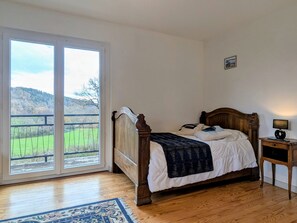 5 bedrooms, free WiFi, bed sheets