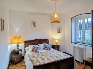 5 bedrooms, free WiFi, bed sheets