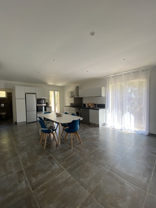 ثلاجة، ميكروويف، فرن، موقد طهي مسطح