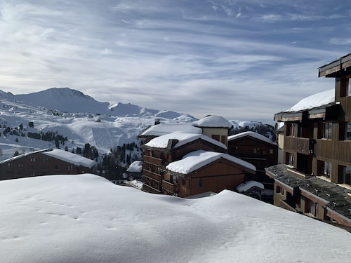 High-quality, comfortable, ski-in/ski-out apartment for 8 people.