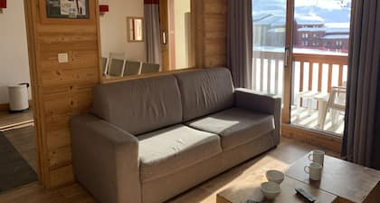 High-quality, comfortable, ski-in/ski-out apartment for 8 people.