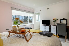 3 bedrooms - Ocean Waves - Ground Floor Apartment Pet Friendly Enclosed Garden (Saundersfoot)