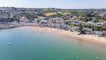 House | 6 bilik tidur