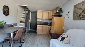 A compact living space with a dining area, kitchenette, and a sofa. - Ski-in Duplex, 3 Rooms, 6 pers., Arc 1800 (Les Arcs 1800)