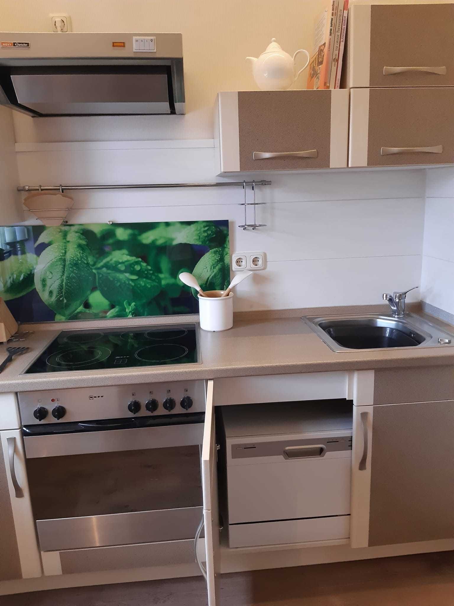 Kühlschrank, Mikrowelle, Ofen, Geschirrspüler