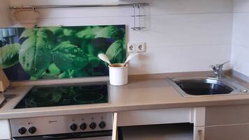 Kühlschrank, Mikrowelle, Ofen, Geschirrspüler