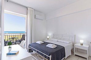 1 chambre, fer et planche à repasser, lit de bébé portatif