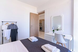 1 habitación, tabla de planchar con plancha y cuna de viaje 