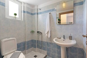 Ducha, secador de pelo, toallas, jabón