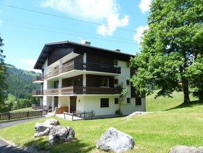 Exterior - Cozy apartment near slopes, 3*, capacity 6, with WIFI (La Clusaz)