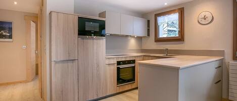 Een koelkast, een magnetron, een vaatwasser