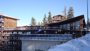 A modern building with multiple balconies and a ski lift visible in the background. - 2-room apartment for 4 people in Arc 1800, balcony and equipped kitchen (Les Arcs 1800)