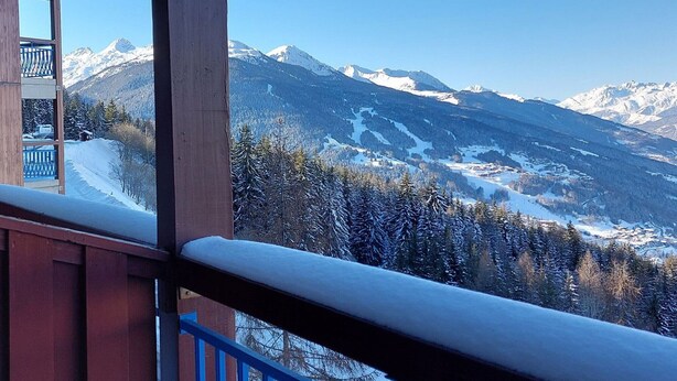 A mountain view from a balcony with snow-covered trees and mountains in the background. - 2-room apartment for 4 people in Arc 1800, balcony and equipped kitchen (Les Arcs 1800)