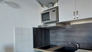 A compact kitchen with a microwave, a dishwasher, and a sink. - 2-room apartment for 4 people in Arc 1800, balcony and equipped kitchen (Les Arcs 1800)
