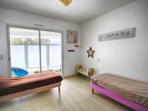 2 bedrooms, bed sheets - Calvi: 3-Room Apt, 350m from Beach, Terrace, A/C, Parking, Sleeps 4 (Calvi)