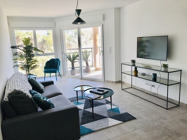 TV - 2-room apartment in Calvi with terrace and parking (Calvi)