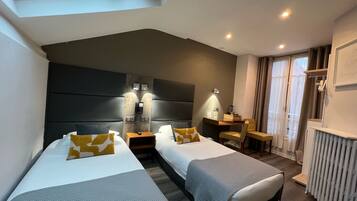 Superior-Zweibettzimmer | Schreibtisch, laptopgeeigneter Arbeitsplatz, kostenloses WLAN