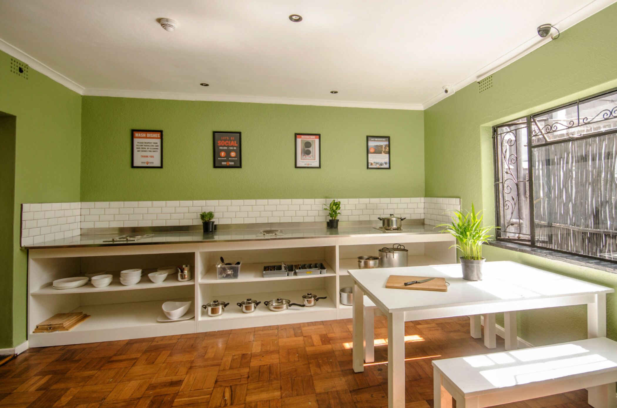 Een koelkast, een magnetron