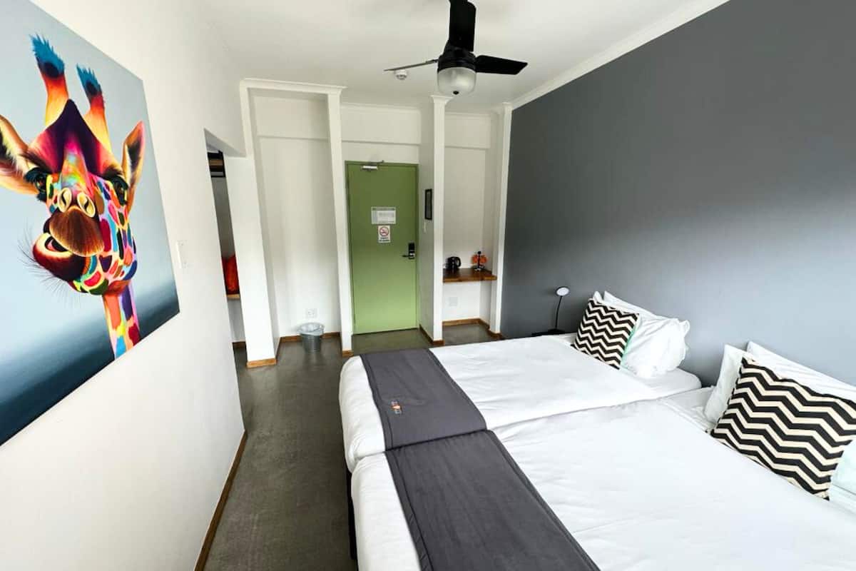 Standaard Twin kamer, uitzicht op stad | Luxe beddengoed, een kluis op de kamer, een bureau