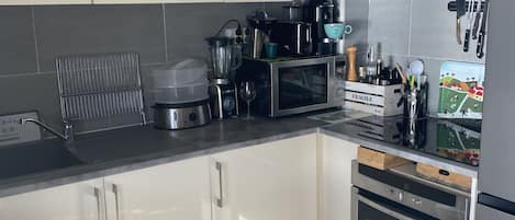 Réfrigérateur, micro-ondes, four, plaque de cuisson